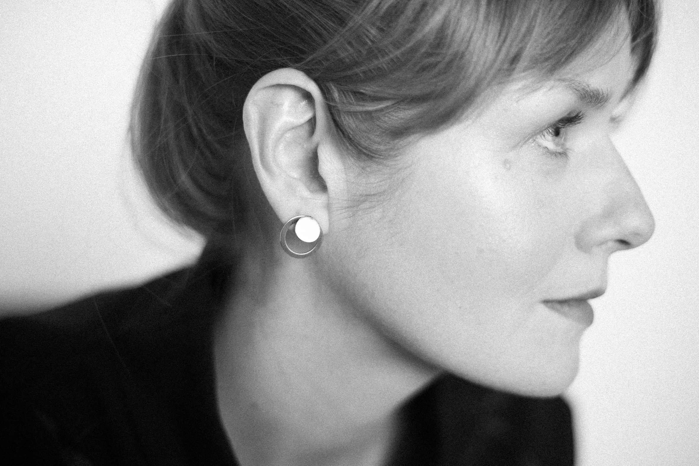 Lentsiuse 17 × 17 mm roostevabast terasest kõrvarõngad, poolmatt pealispind ja poleeritud servad