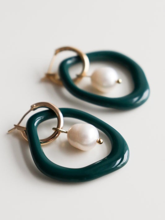 Arp Pearl and Porcelain Hoops kõrvarõngad