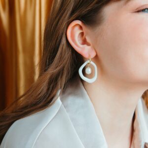 Arp Pearl and Porcelain Hoops kõrvarõngad kõrvas