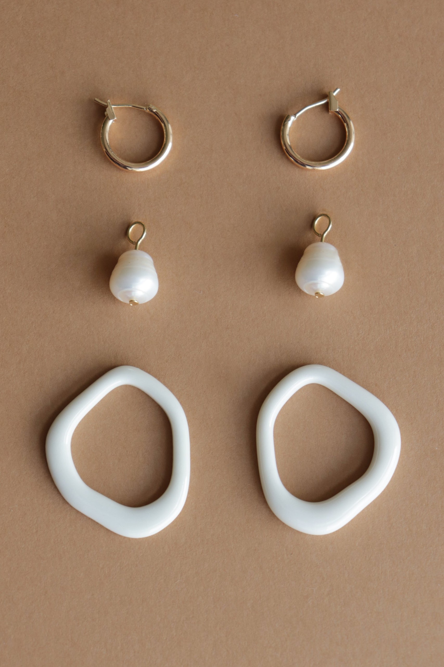 Arp Pearl and Porcelain Hoops kõrvarõngad - Image 3